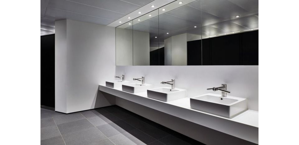 Dyson Airblade Wash&Dry in einem sauberen, öffentlichen Waschraum. 