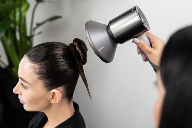 Model getting her hairs style done