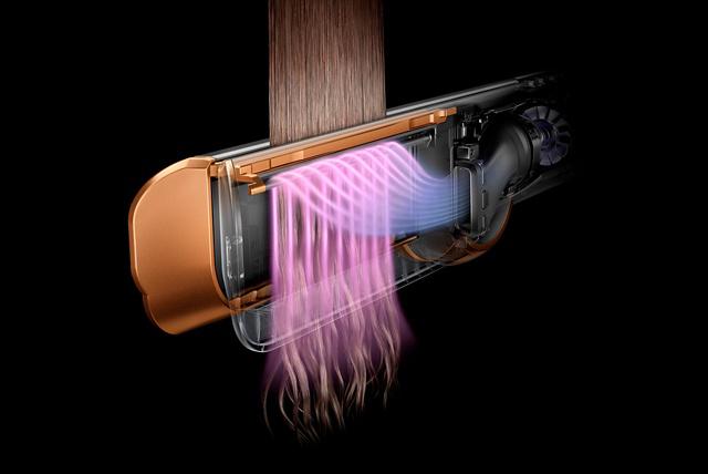 Model getting her hairs style done