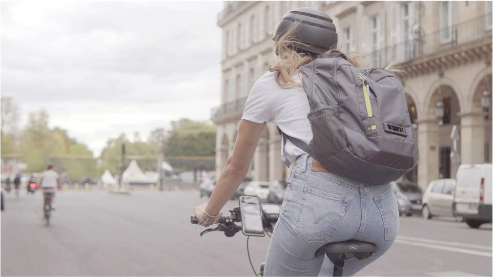 Laury Thilleman faisant du vélo dans Paris