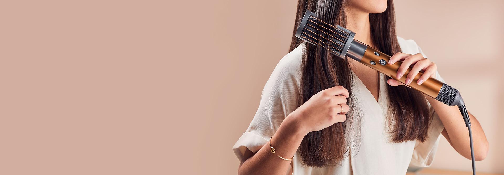 multistyler Dyson Airwrap używany przez modelkę do stylizacji włosów