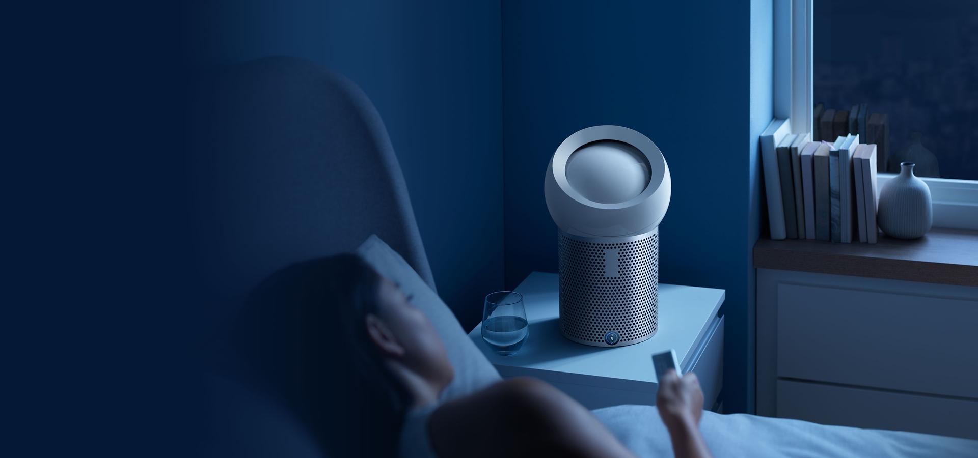 osoba śpiąca obok oczyszczacza powietrza Dyson