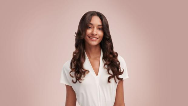 Kobieta z włosami wystylizowanymi przez urządznie do stylizacji włosów Dyson