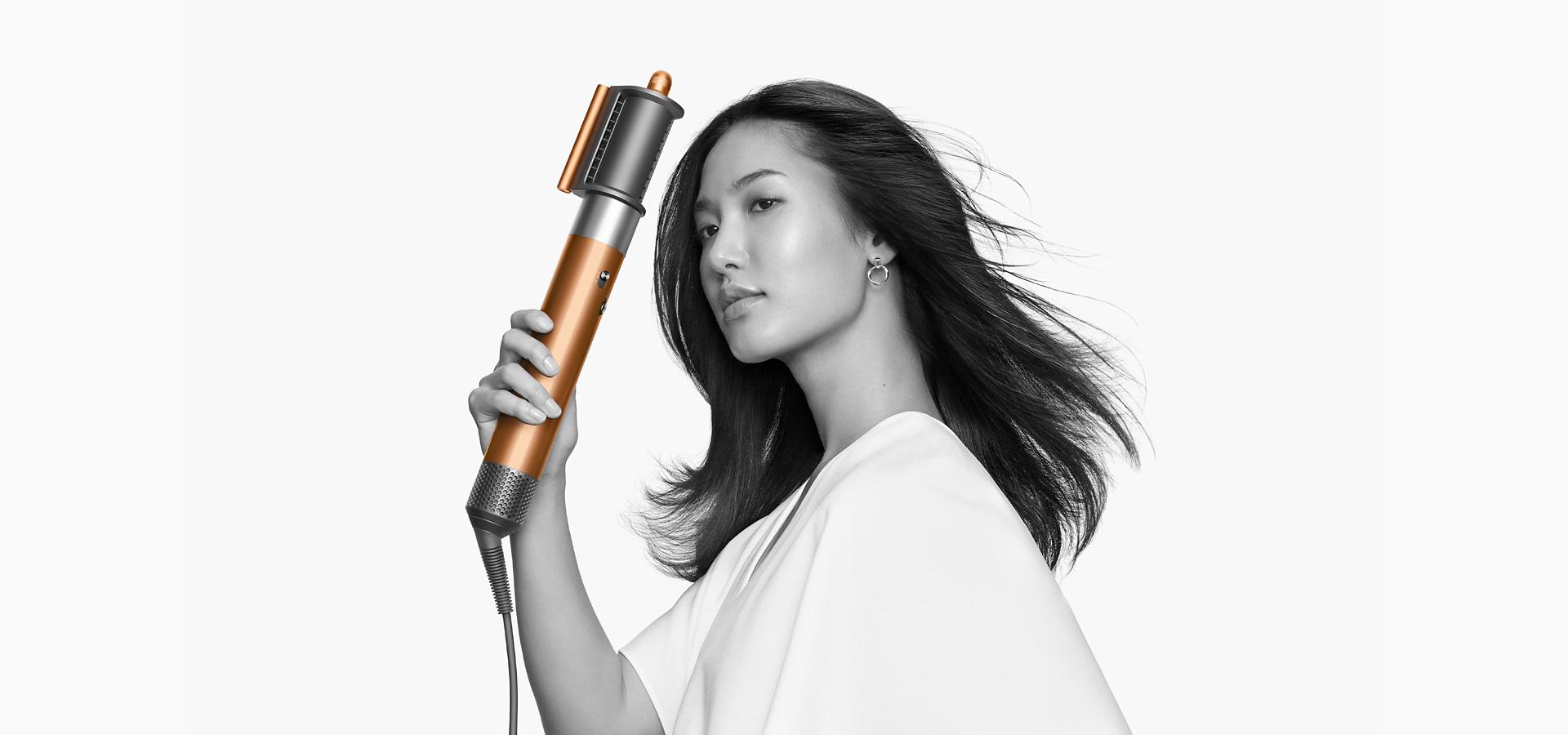A model using the Dyson airwrap