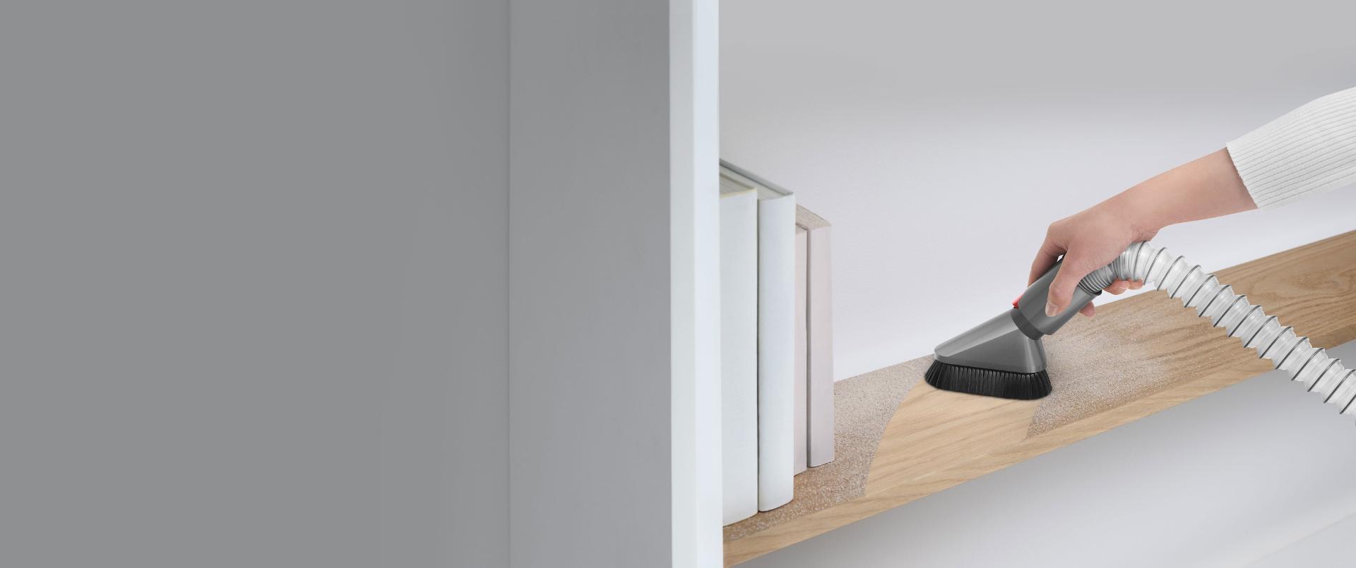 Końcówka odkurzacza służąca do usuwania kurzu domowego z półki