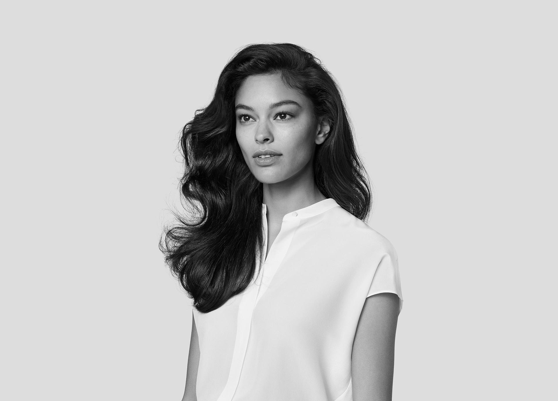 Kobieta z włosami wystylizowanymi urządzeniem do stylizacji wosów Dyson