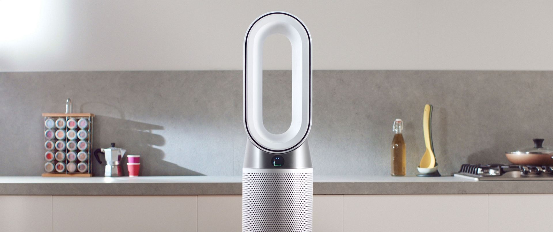 Oczyszczacz powietrza Dyson postawiony na kuchennym blacie