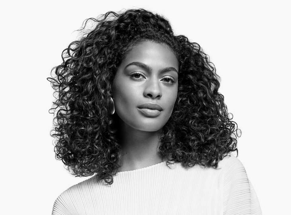 Modella con capelli ricci