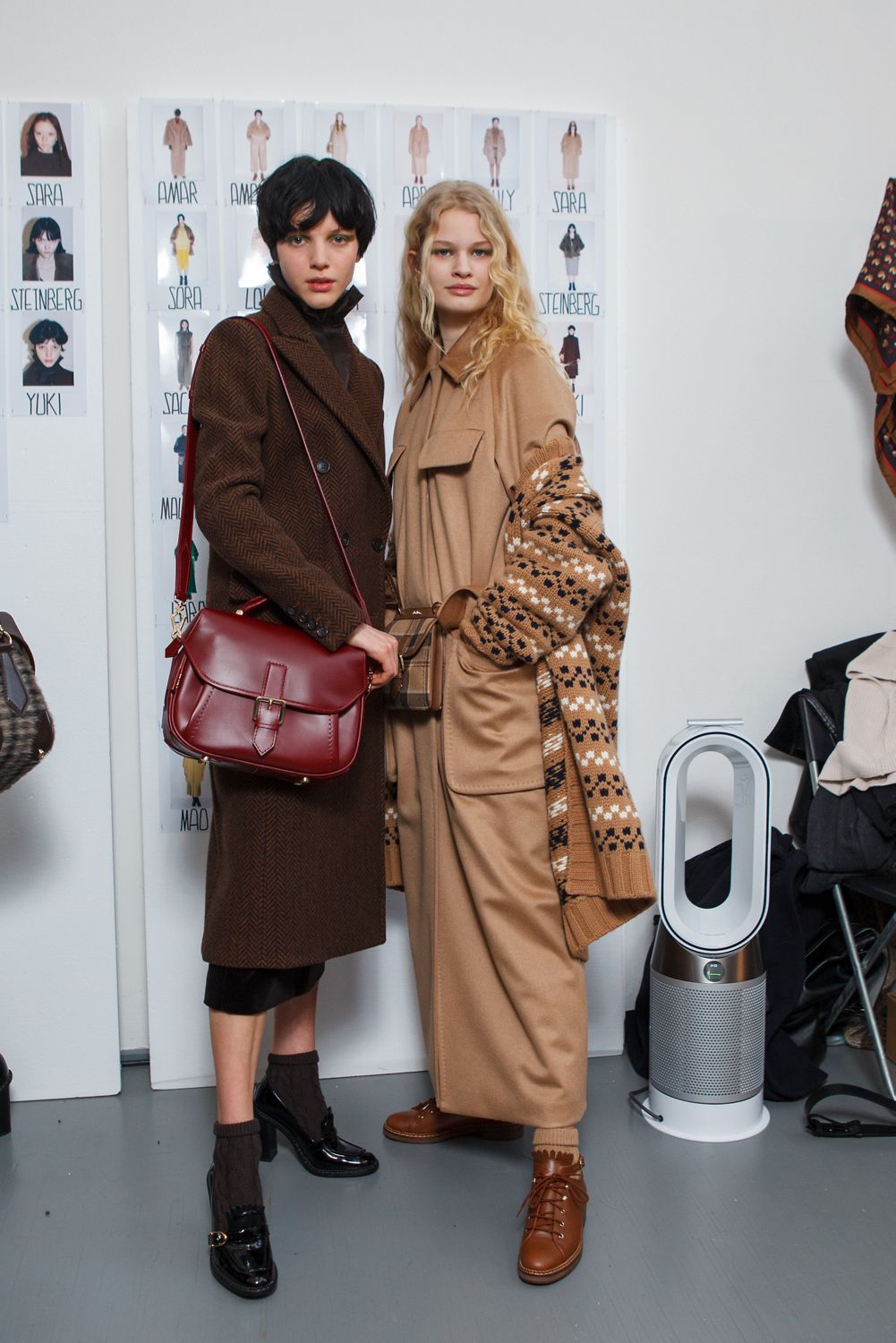 Models in front of an air purifier. Models in front of an air purifier.