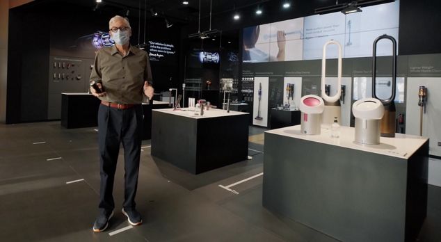 James Dyson dans un Dyson Démo Store