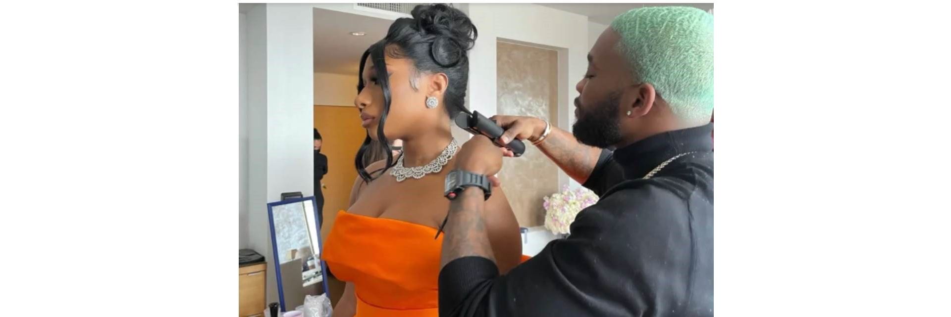 Kellon Deryck macht Locken mit Haarglätter