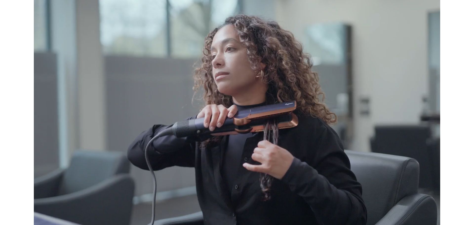 Dyson Global Styling-Botschafterin Irinel de Leon mit Dyson Airstrait™ Haarglätter