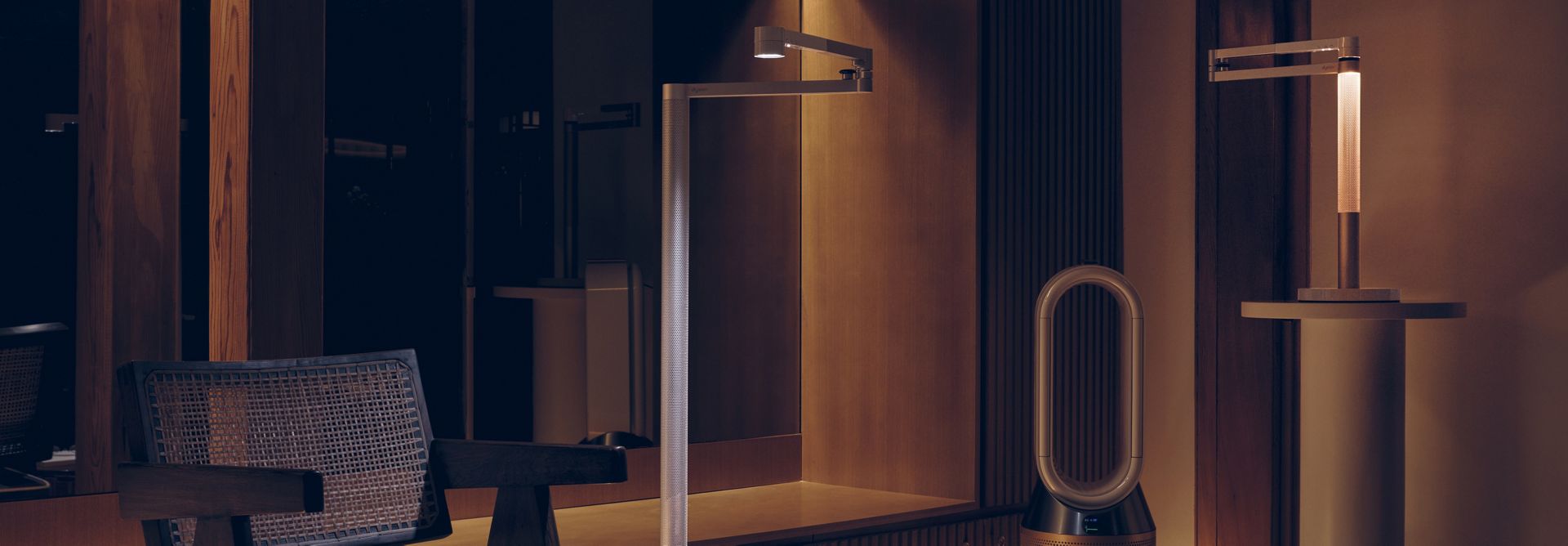 Dyson Rücksendeseite. Abbildung des Dyson kabellosen Staubsaugers V11 Absolute, des Dyson Luftreinigers Pure Cool Me Weiss und des Dyson Airwrap Haarstylers 