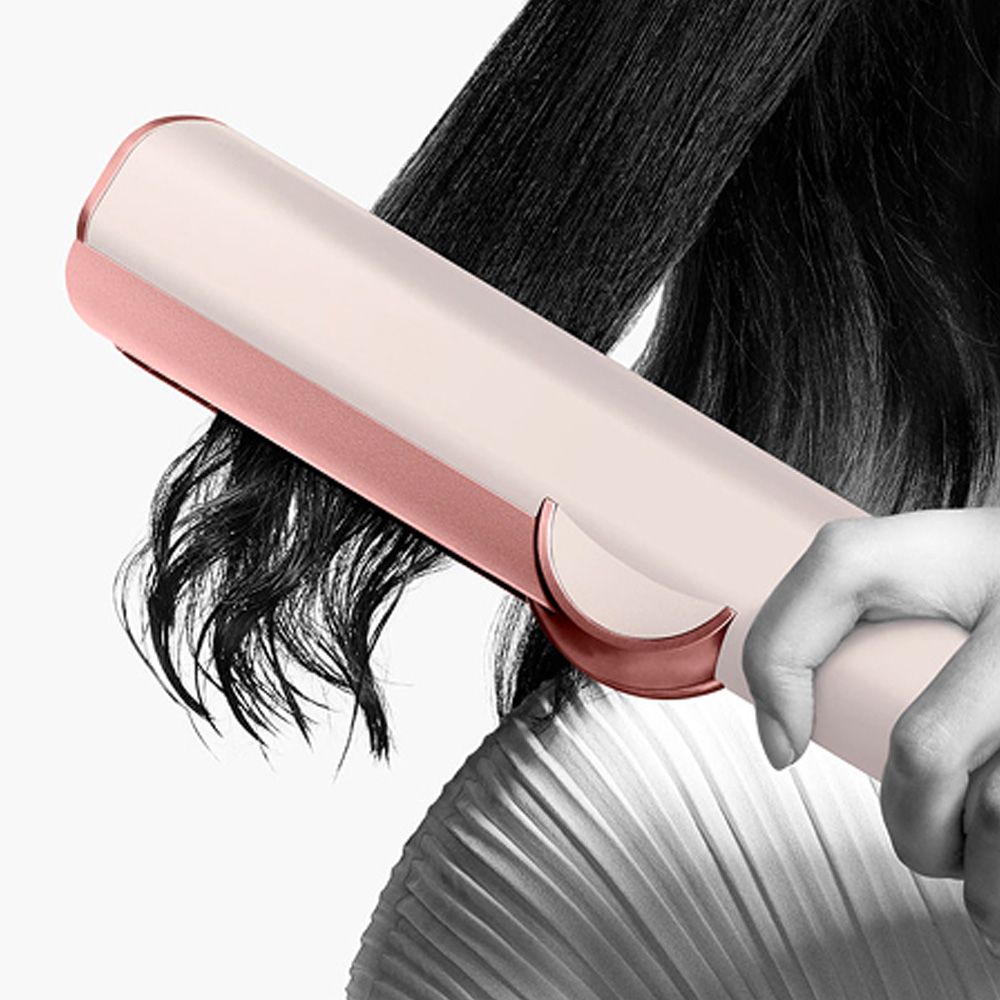 Der Dyson Airstrait Haartrockner und Glätter wird verwendet, um das Haar zu glätten.