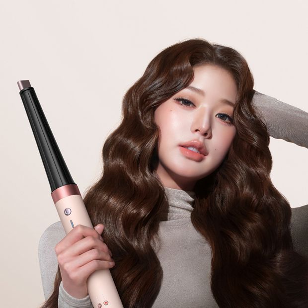 Jang Won-young curls her hair with the Dyson Airwrap Co-anda2x multi-styler and dryer.