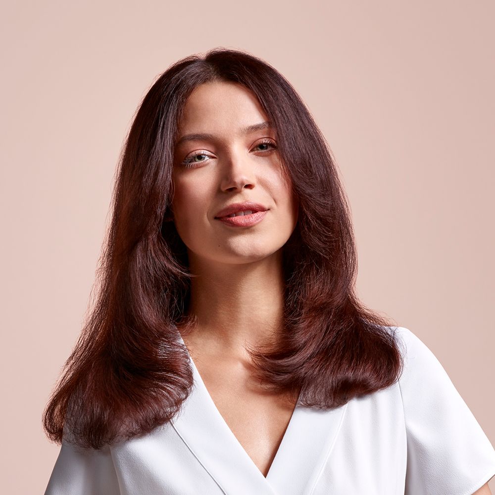 Ein Model mit durch den Dyson Airstrait Haarglätter gestyltem Haar