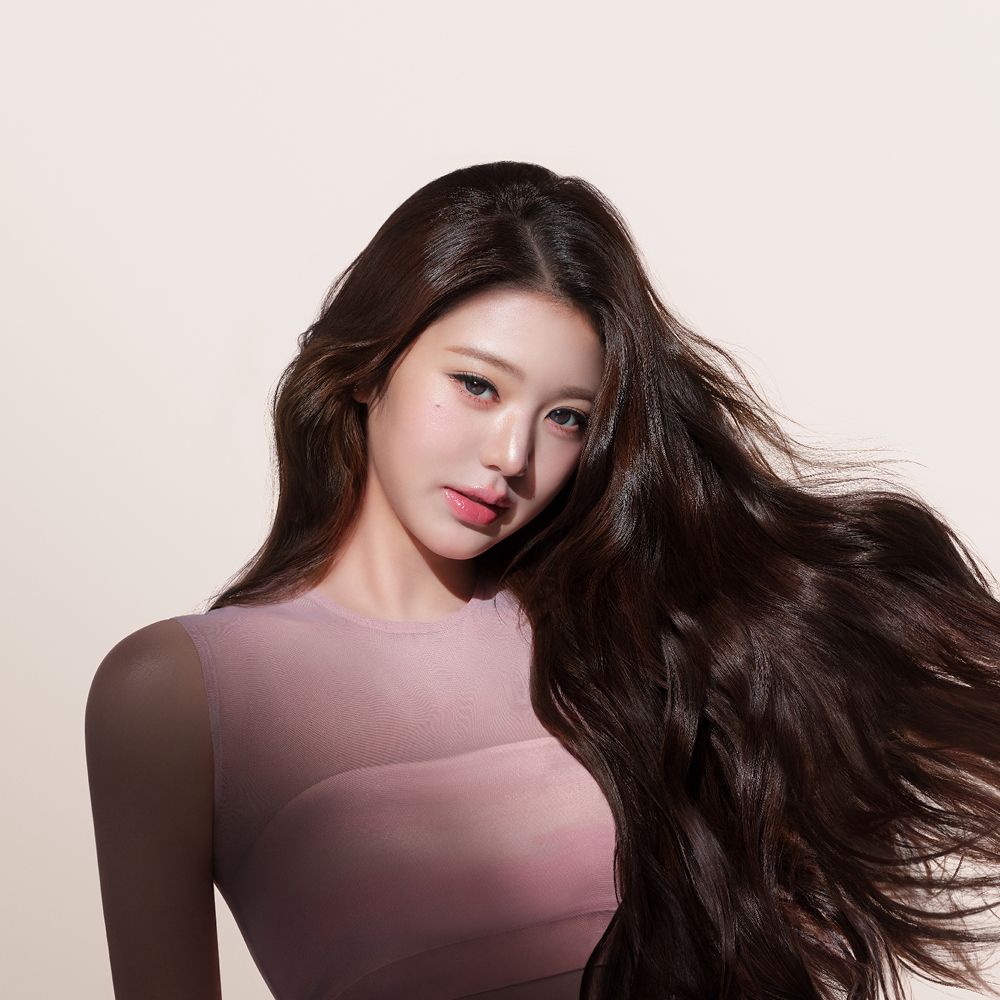 Jang Won-young shows off her hair styled using the Dyson Airwrap Co-anda2x multi-styler.