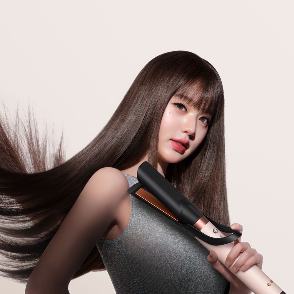 Jang Won-young styles her hair using the Dyson Airwrap Co-anda2x multi-styler.