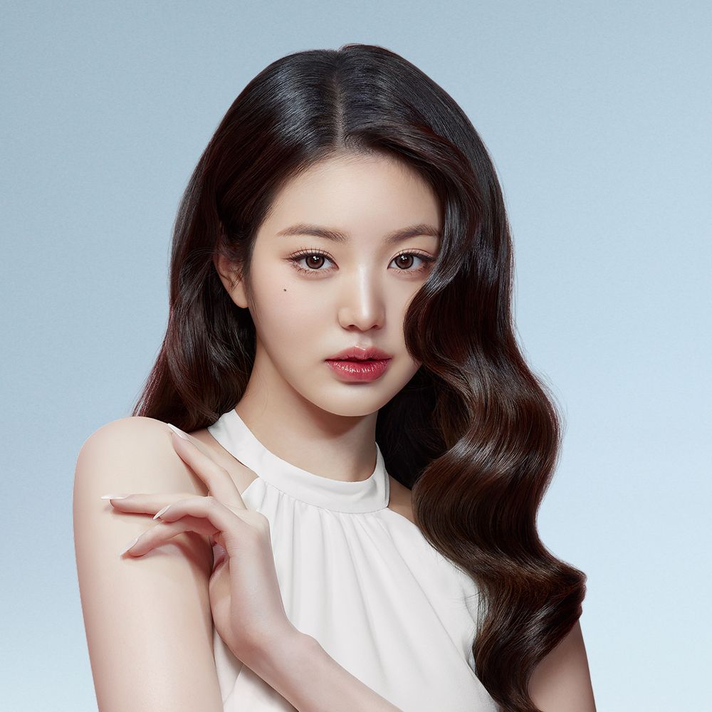 模特兒以 Dyson 美髮科技打造出順滑亮澤的微捲髮型。