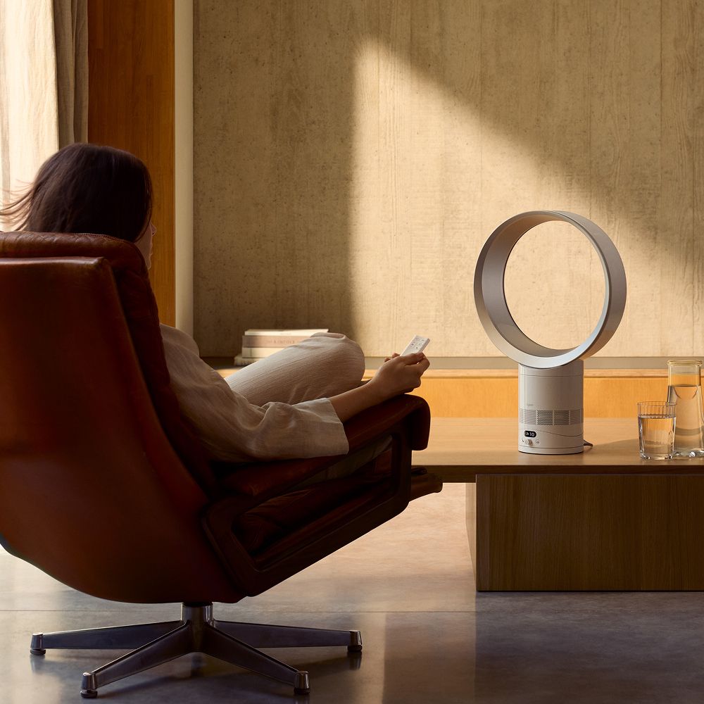 Dyson Cool™ CF1 liefert sitzender Person eine kühlende Brise.