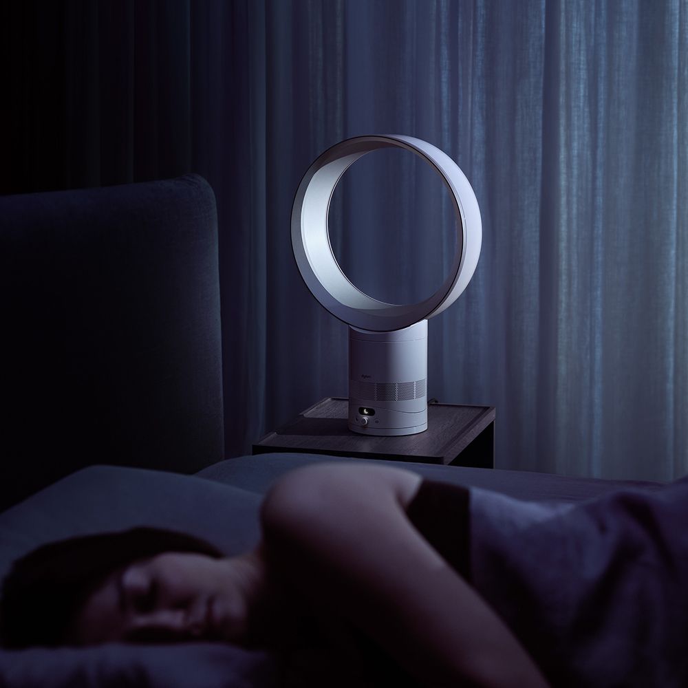 Dyson Cool™ CF1 Tischventilator in Weiß versorgt eine schlafende Person mit kühlenden Luftstrom.