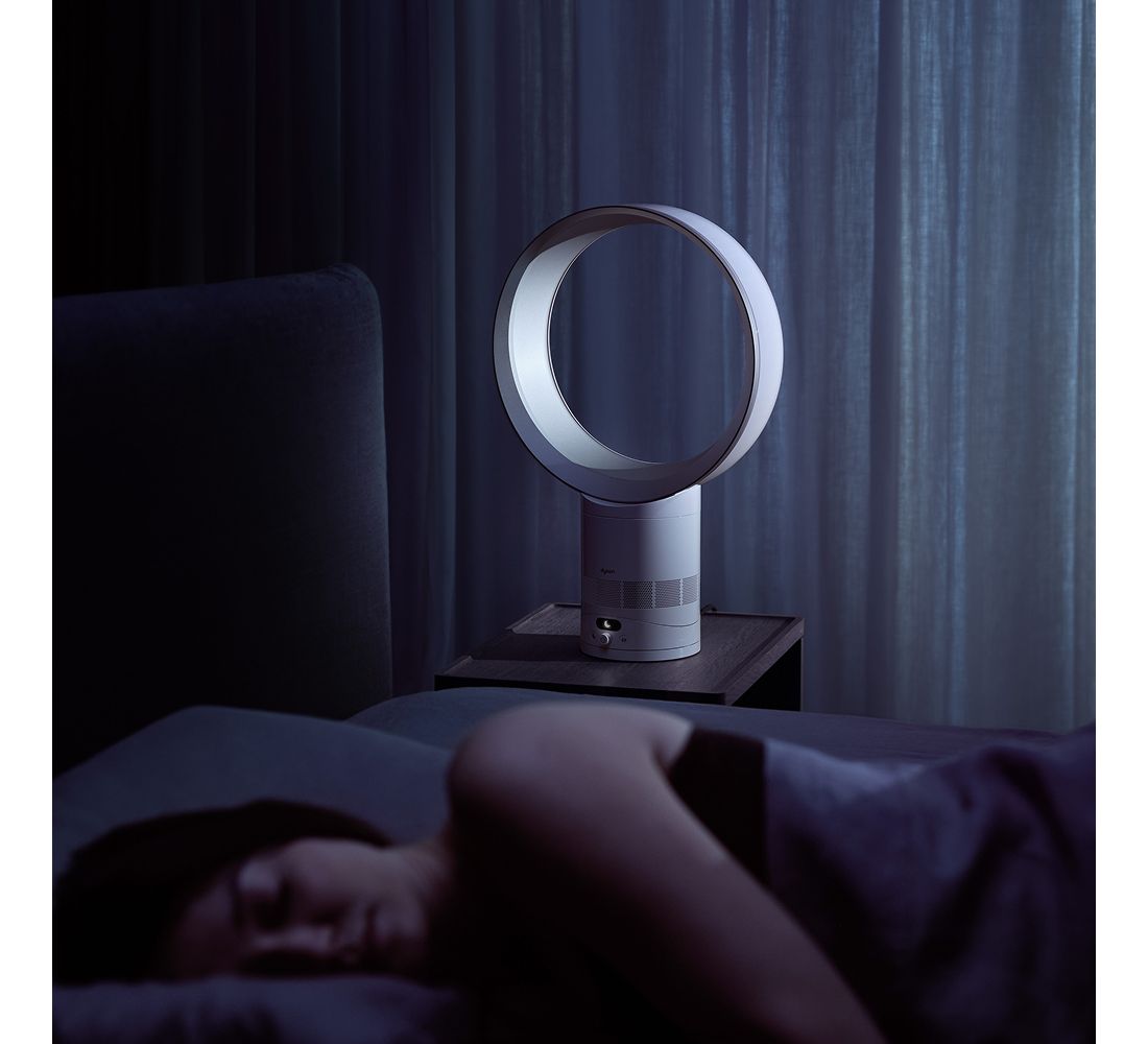 Dyson Cool CF1 sur une table de chevet la nuit, près d'une personne endormie