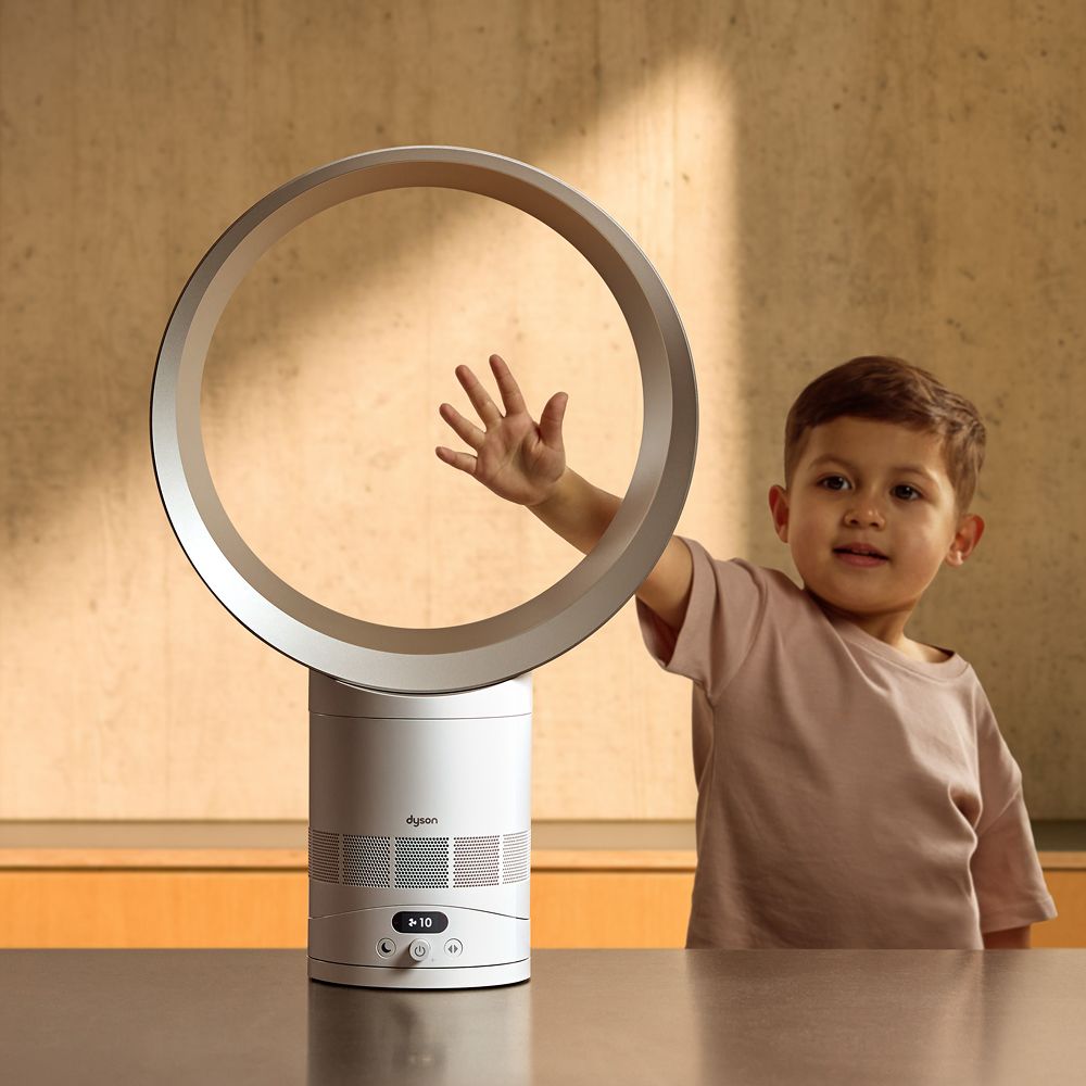 Kind fühlt den Luftstrom des Dyson Cool™ CF1 Ventilators ohne Rotorblätter.