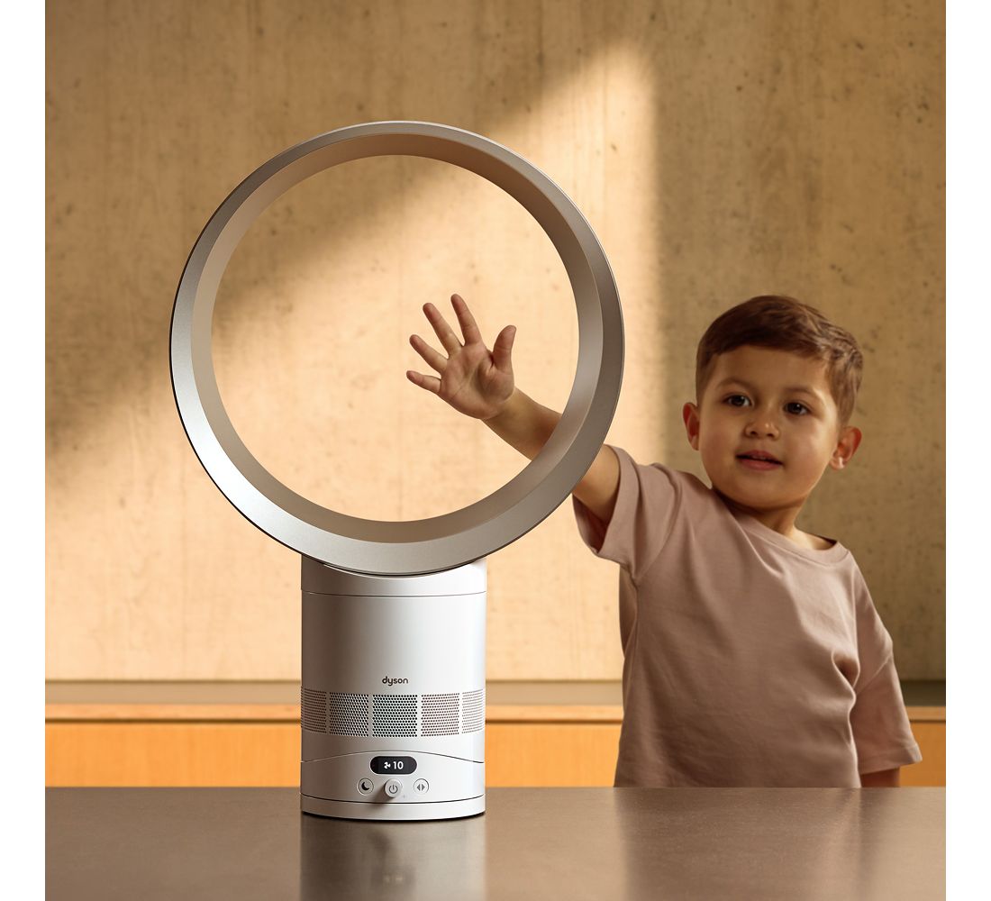 Enfant passant la main à travers l'anneau du Dyson Cool CF1 sans aucun risque