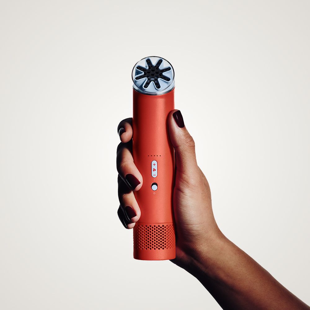 Der tragbare Ventilator Dyson HushJet Mini Cool passt in eine Hand.