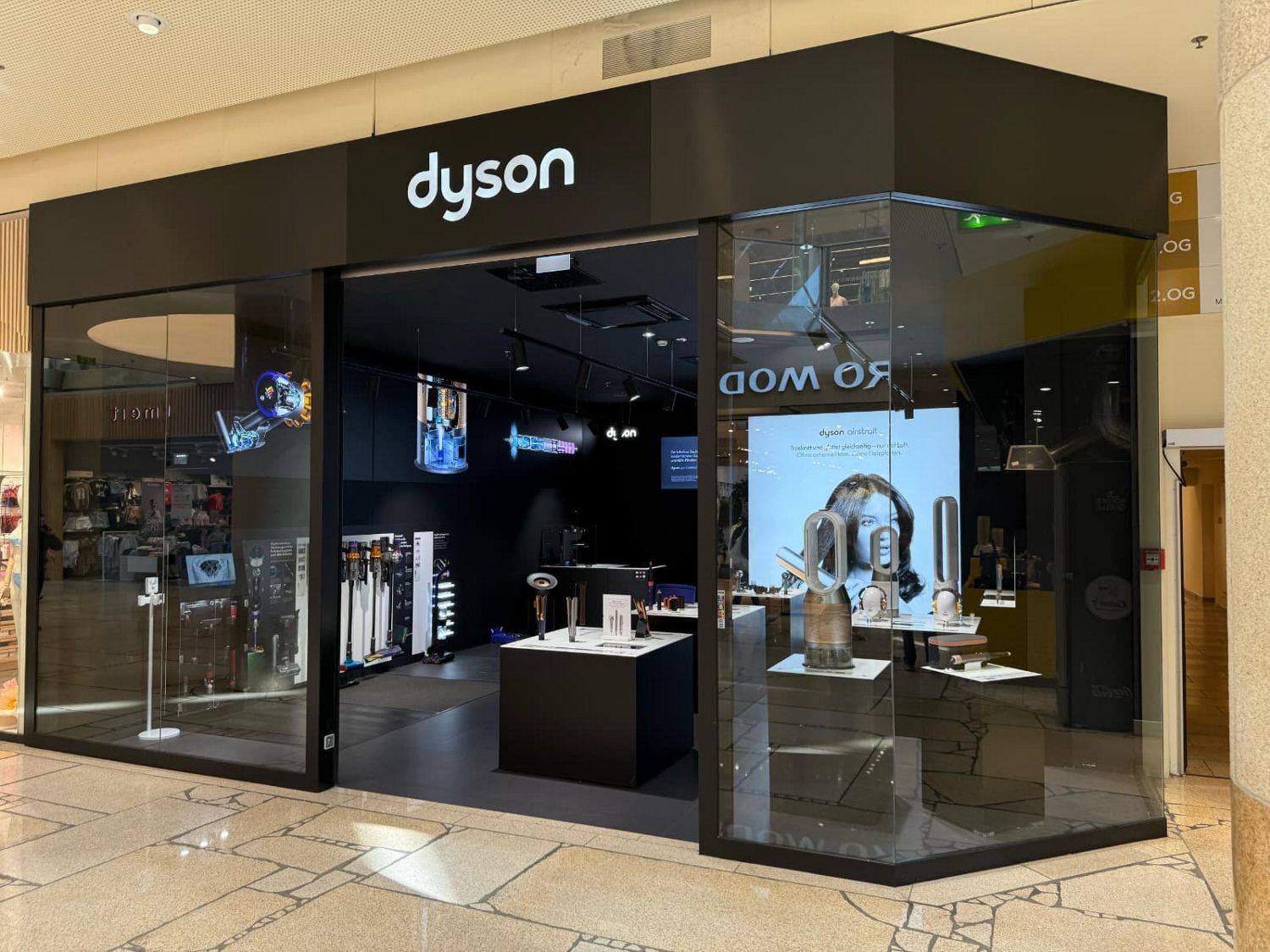 Innenansicht des Dyson Demo Store in Pasching