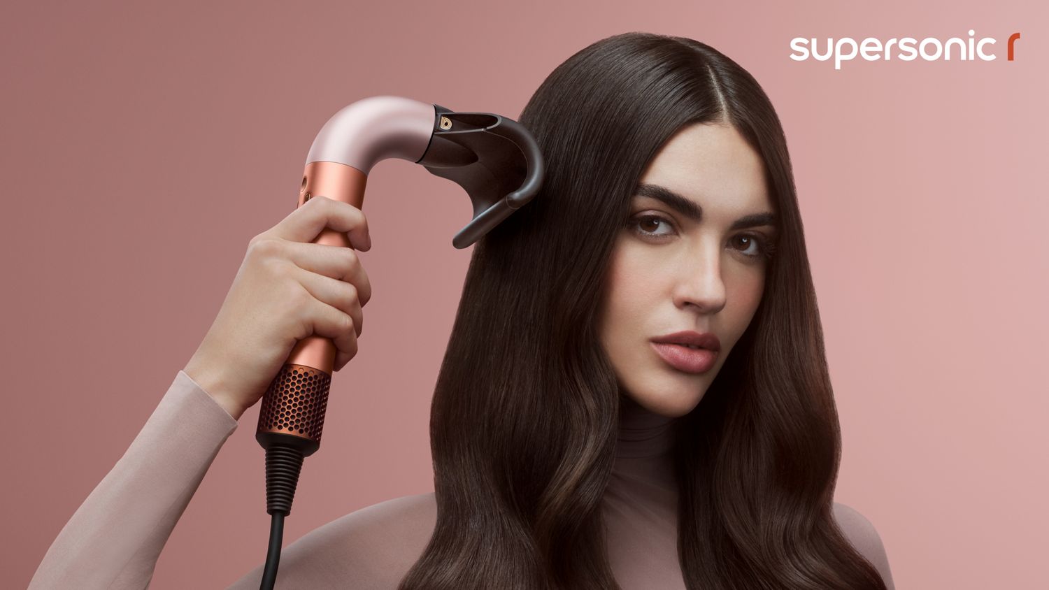 Model uses Dyson Supersonic r to hide flyaways.
