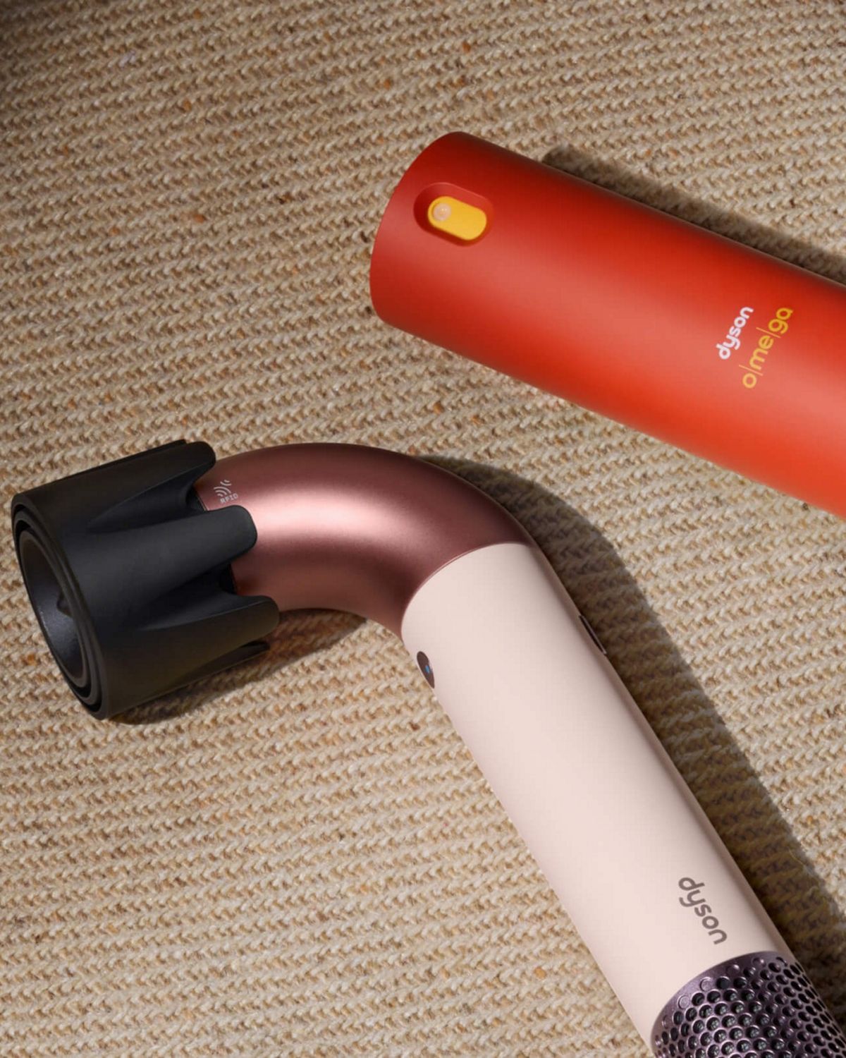 Secador de pelo Dyson Supersonic r y spray acondicionador sin aclarado Dyson Omega.