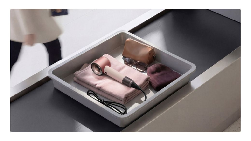 Föön Dyson Supersonic Travel lennujaama pagasikontrolli alusel.