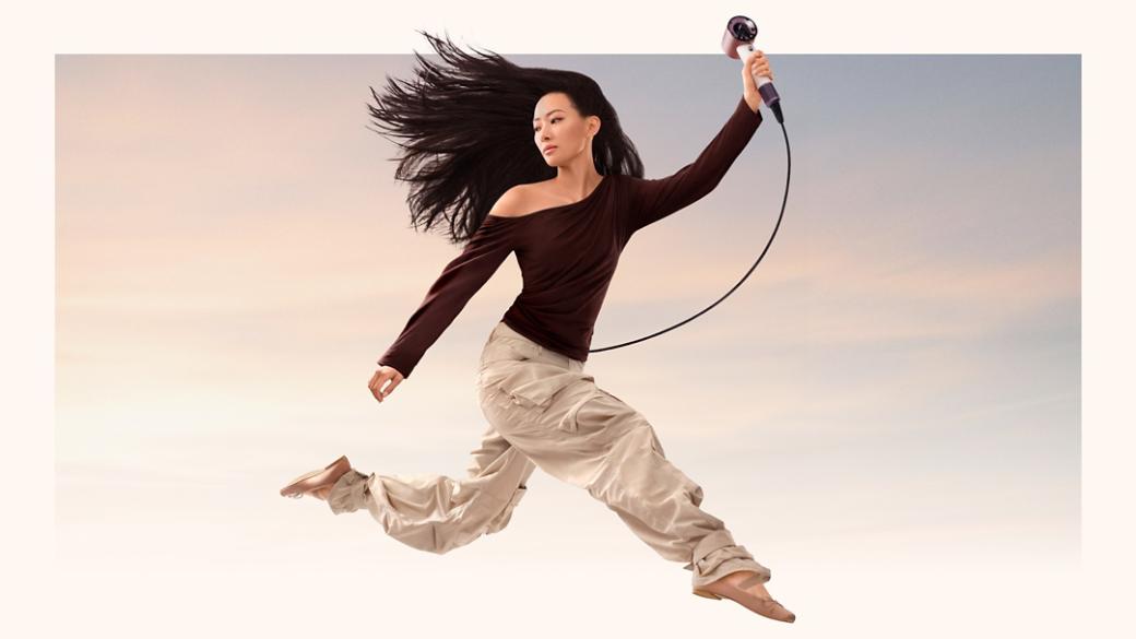 นางแบบกระโดดลอยอยู่กลางอากาศพร้อมถือเครื่องเป่าผม Dyson Supersonic Travel