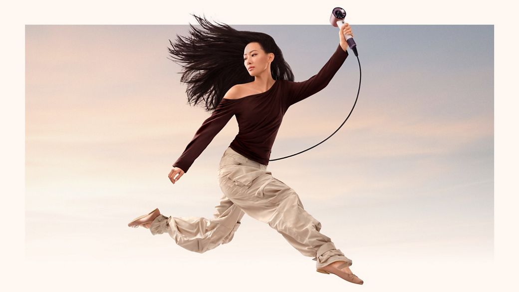 นางแบบกระโดดลอยอยู่กลางอากาศพร้อมถือเครื่องเป่าผม Dyson Supersonic Travel