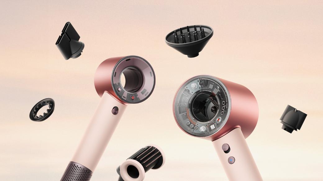 Pengering rambut Dyson Supersonic Nural dan Travel dikelilingi oleh aksesori.