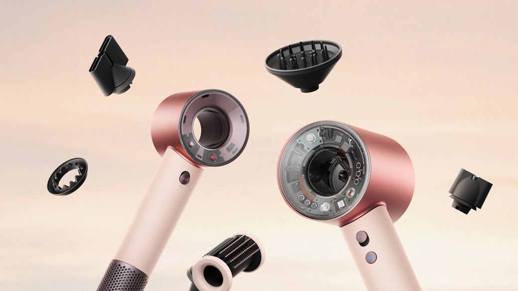 Pengering rambut Dyson Supersonic Nural dan Travel dikelilingi oleh aksesori.