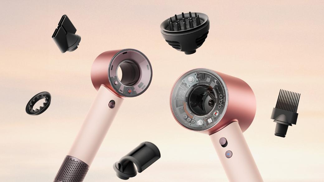 Föönid Dyson Supersonic Nural ja Travel, mida ümbritsevad eri otsakud.