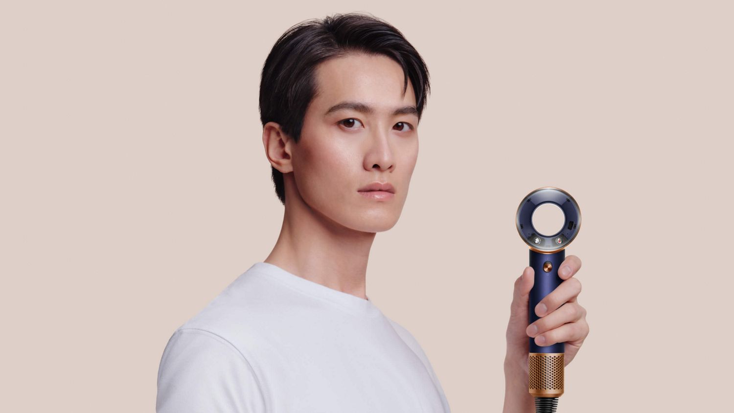 ダイソン スーパーソニック トラベル ヘアドライヤーで髪を乾かしスタイリングした、ショートヘアのモデルのビフォーアフター