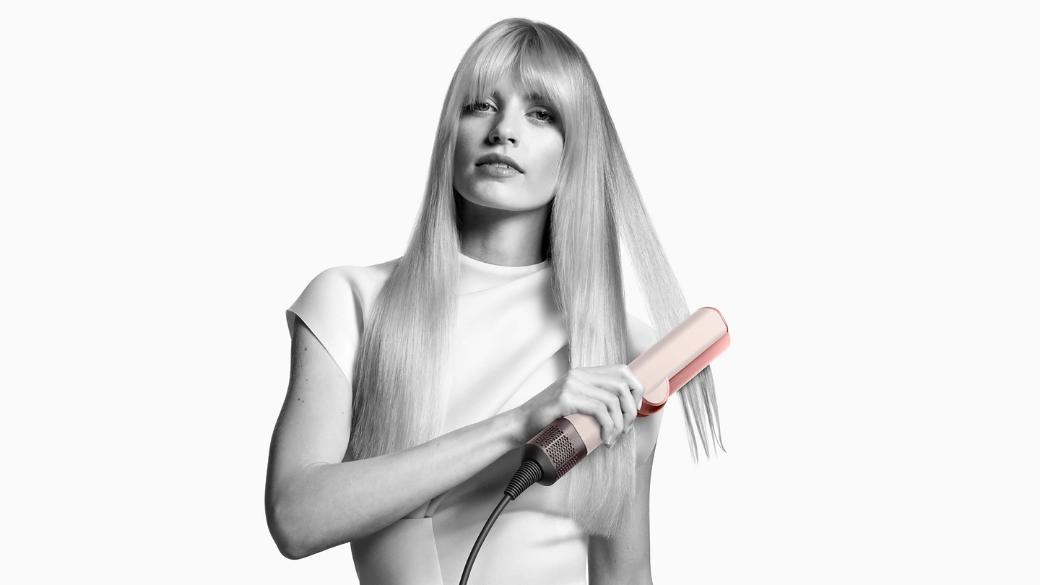 นางแบบกำลังใช้เครื่องหนีบผม Dyson Airstrait