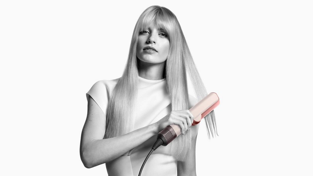 นางแบบกำลังใช้เครื่องหนีบผม Dyson Airstrait