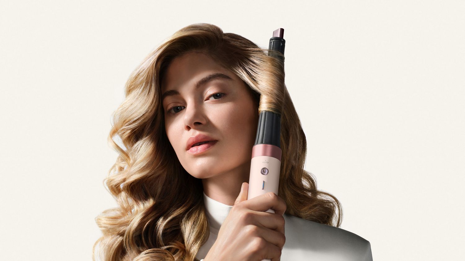 Model uses the Dyson Airwrap Conical Co-anda2x curling barrel to curl her hair.
