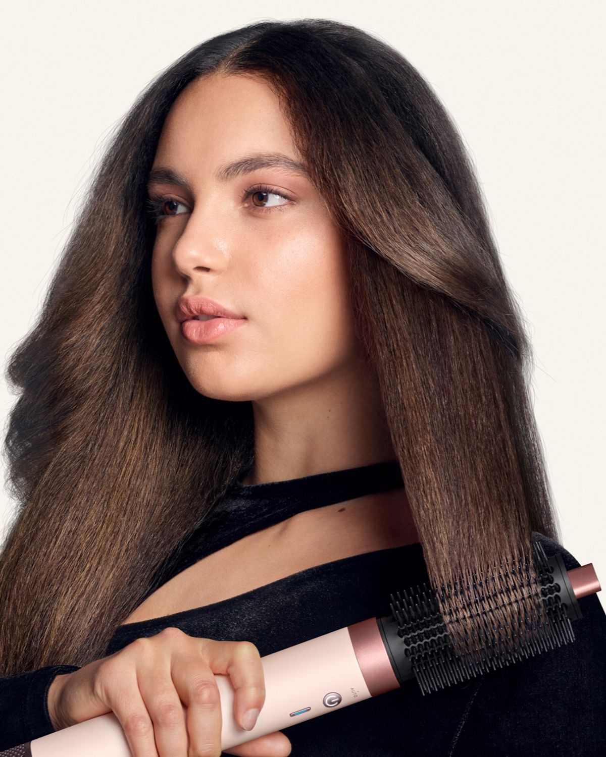Una modella effettua lo styling con la spazzola volumizzante rotonda 2x sullo styler Dyson Airwrap Co-anda2x.