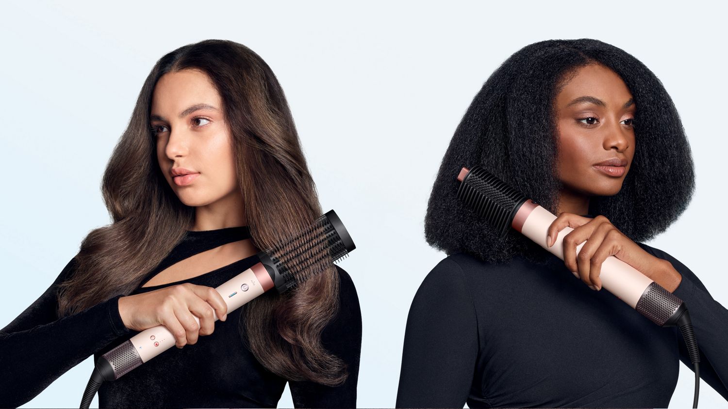To modeller styler deres hår med Dyson Airwrap Co-anda2x-multistyler og hårtørrer.