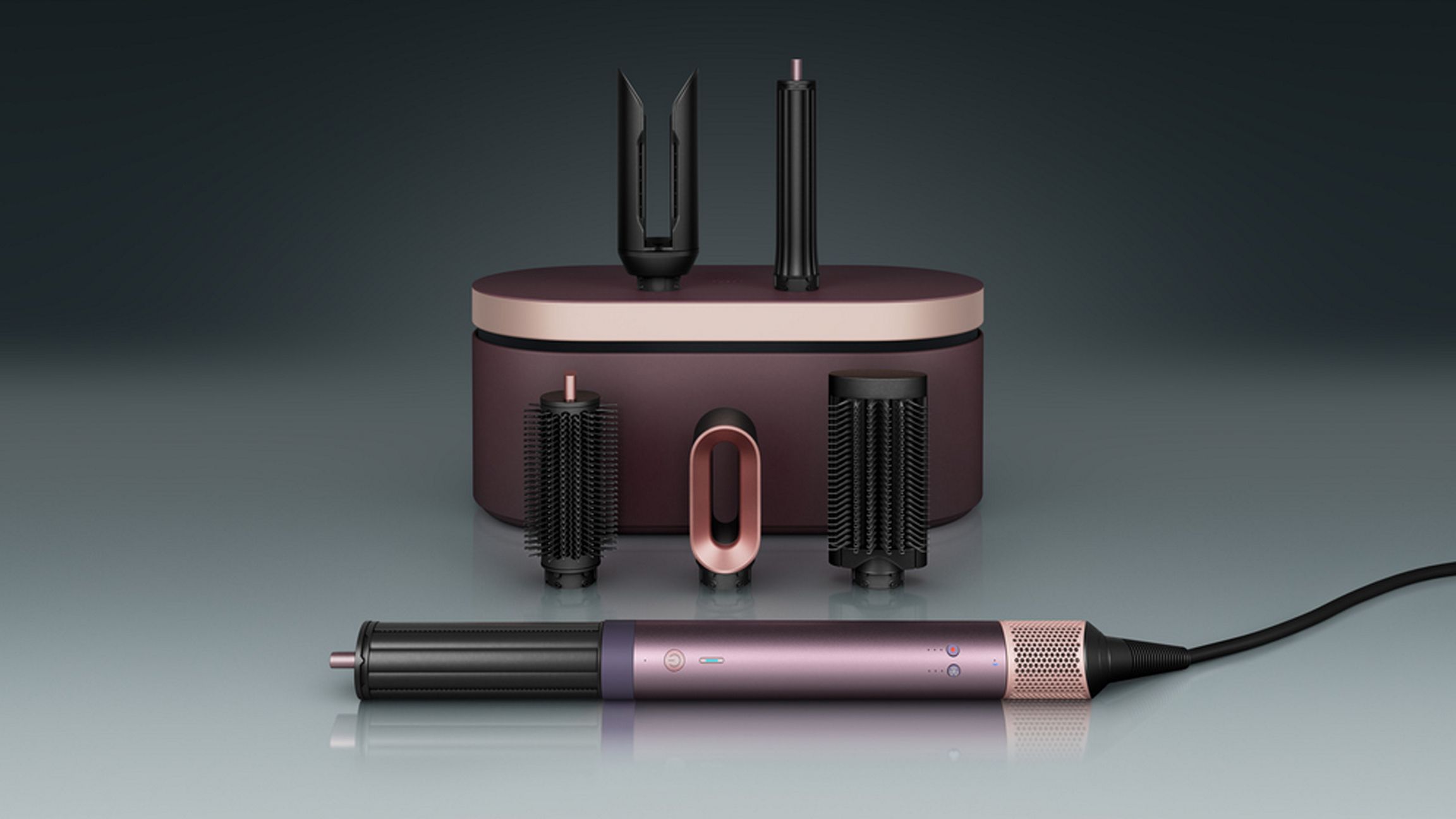 Ein blondes Model neben dem Dyson Airwrap™ mit dem Glätten-Aufsatz AirSmooth2x™.