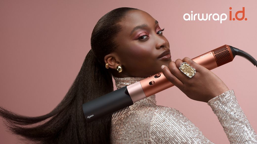 Multistyler Airwrap i.d. leżący na różowym papierze prezentowym