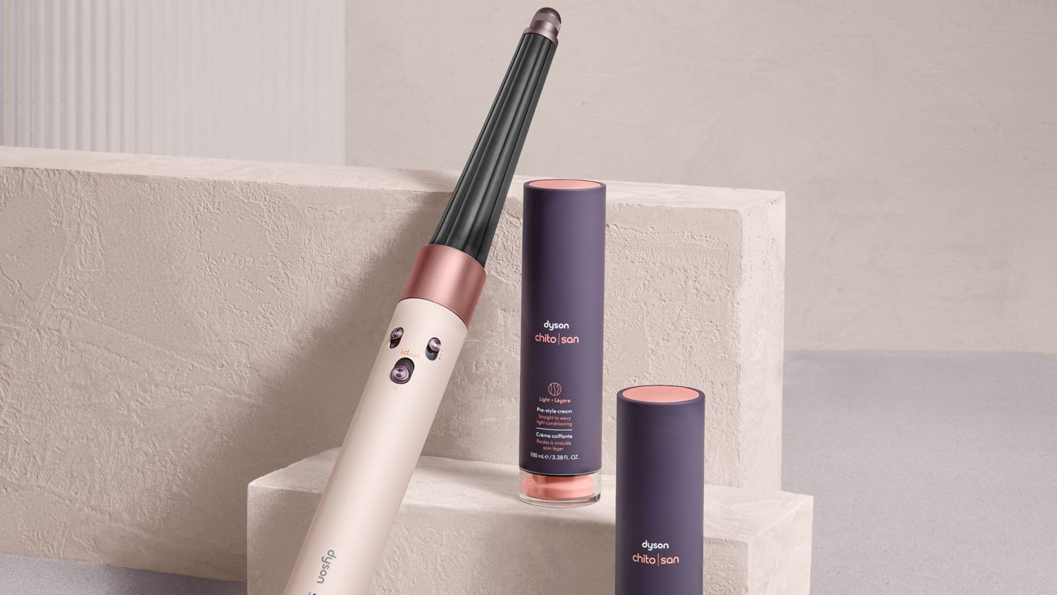 Der Dyson Airwrap i.d. Multi-Haarstyler und -trockner neben der Dyson Chitosan Styling-Reihe