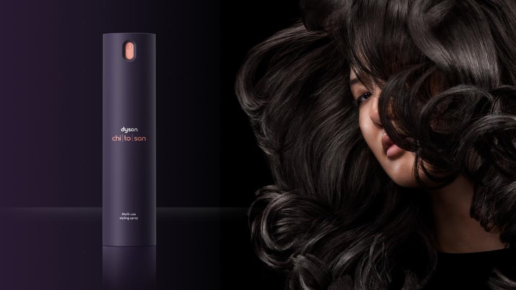 Dyson Chitosan daudzfunkcionālais matu ieveidošanas aerosols un modele ar spīdīgi melniem matiem, kas ieveidoti ar Dyson Chitosan produktiem.