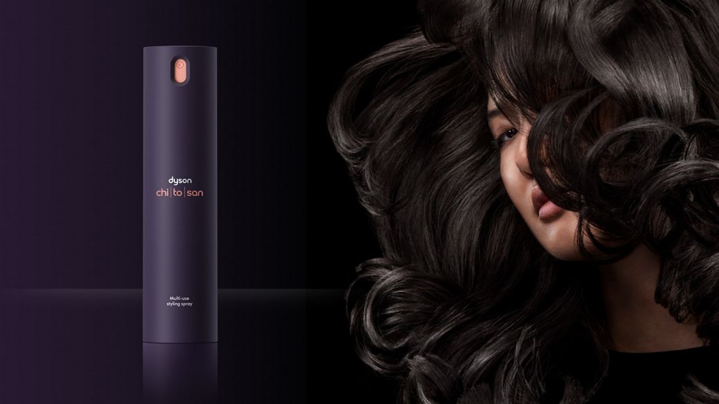 Dyson Chitosan daudzfunkcionālais matu ieveidošanas aerosols un modele ar spīdīgi melniem matiem, kas ieveidoti ar Dyson Chitosan produktiem.
