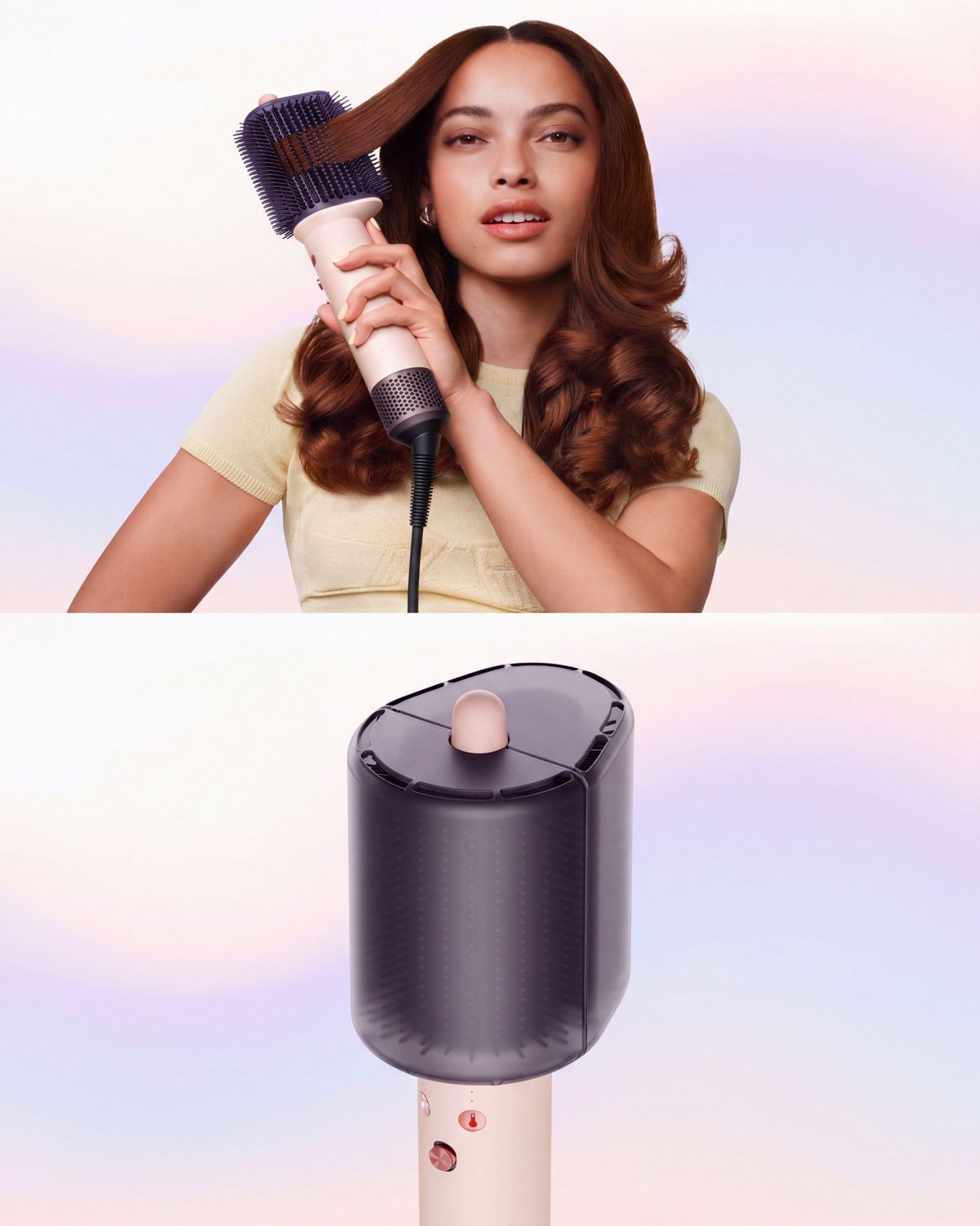 Modelo peinándose con el cepillo moldeador Dyson Airsmooth junto al protector de cerdas acoplado al cepillo moldeador.